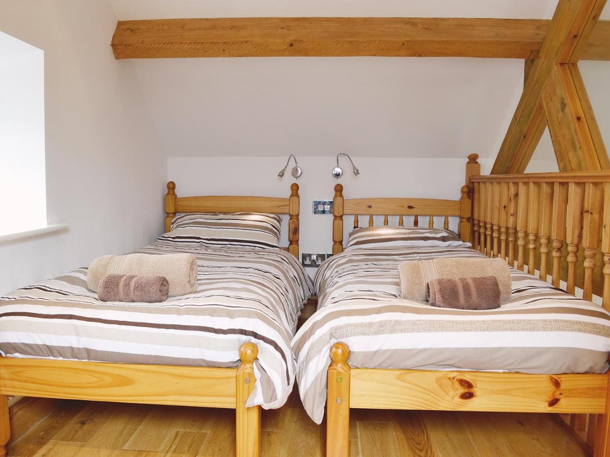 Owl Cottage Coedana Bagian luar foto